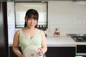 Yukiho Shirase - 友達が不在の間に、友達のママに童貞を奪われた僕