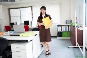 Hana Aoyama - 暇な会社で時間つぶしに人妻の先輩と体を重ねました